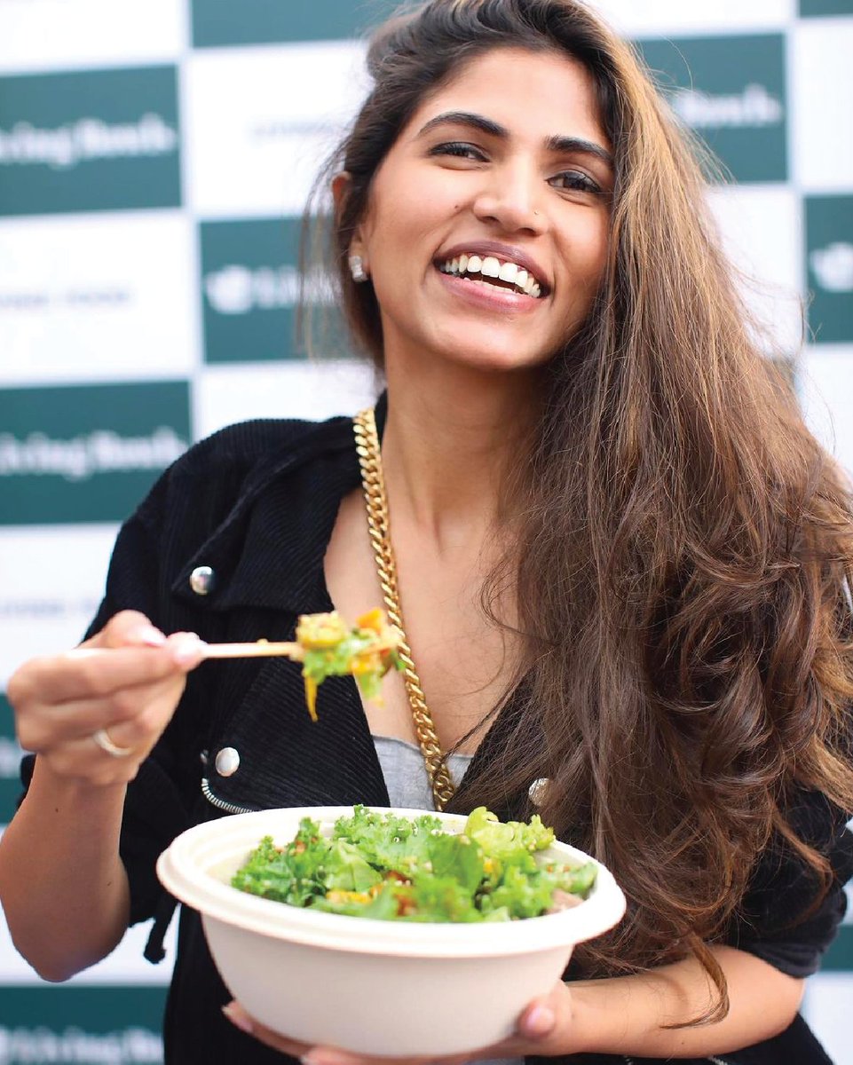 LivingFoodCo's tweet photo. 🥗Embracing those healthy vibes, one bite at a time! 💃💚
There's something utterly satisfying about diving into a big, vibrant living bowl bursting with flavors and nourishment.🌱🥙
🌈Who says salads are boring? At @BowlsLiving you can mix and match your favourite ingredients. https://t.co/PslM11cZIV