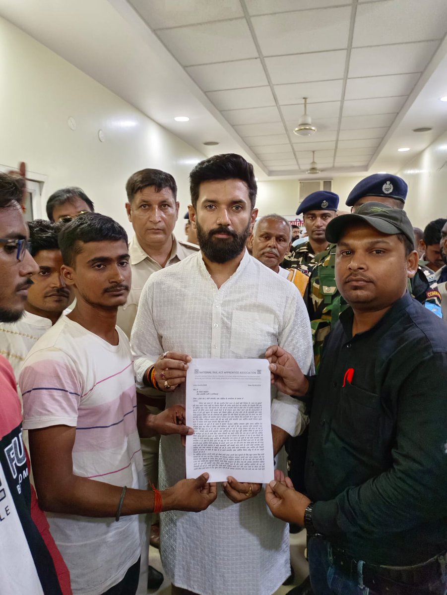 NATIONAL_RAAA's tweet photo. आज हमारे रेल अप्रेंटिस साथियों ने चिराग पासवान जी को रेल अप्रेंटिस का मुद्रा विस्तार से बताया और मांग पत्र सोपा उम्मीद करते है जल्दी ही रेल मंत्री जी से हमारे मुद्दे पर बात होगी और कोई ना कोई रास्ता जरूर निकलेगा
#CCAA
@AshwiniVaishnaw 
@IR_CRB 
@AmitShah 
@DoPTGoI 
@RailMinIndia https://t.co/izc3oS7gOm