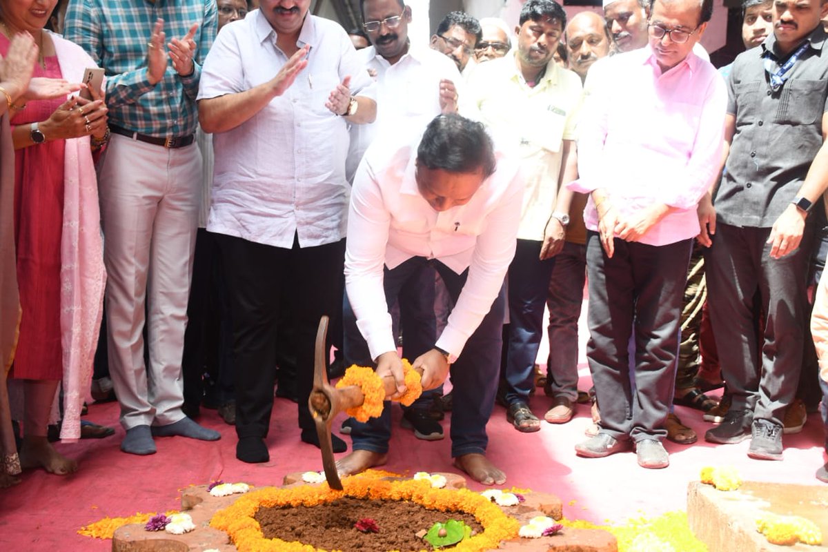 ShelarAshish's tweet photo. Initiated the Bhoomipoojan ceremony of beautification of Mahim Junction today at Mahim Junction Island. This beautification work would be a significant step towards progress and development for our community.
@BJP4Mumbai
#MahimJunction #Beautification #Mumbai #Development #Maharashtra #BJP