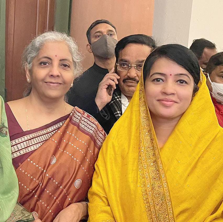 RitiPathakSidhi's tweet photo. केंद्रीय वित्तमंत्री, वरिष्ठ नेत्री, बहन श्रीमती निर्मला सीतारमण जी को जन्मदिवस की हार्दिक शुभकामनाएं।

आप दीर्घायु हों एवं सदैव स्वस्थ रहें ���सी मेरी भगवान श्री नीलकंठ महराज से प्रार्थना है।

@nsitharaman https://t.co/P9YuGIjlzy