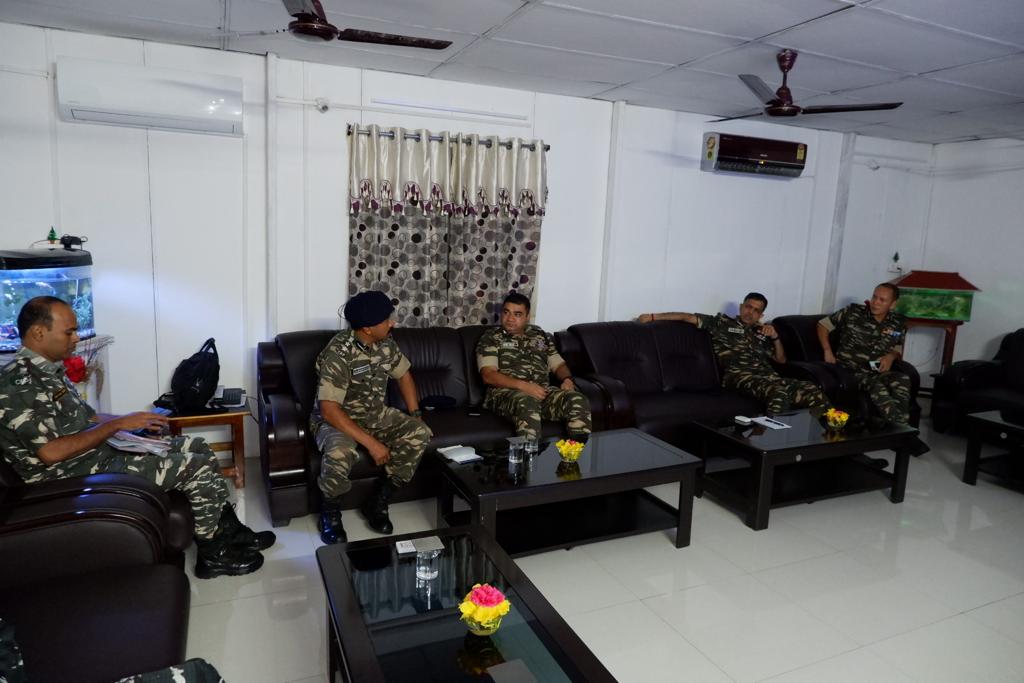 60bncrpf's tweet photo. CRPF 60 Bn was honoured by the visit of Sh. Vitul Kumar, IPS, ADG, CZ, along with Sh. Vidhi Kumar Birdi, IPS, IG, CRPF &amp; Sh. Purn Singh Dharmshaktu, DIG, CRPF who were welcomed by Sh. Ambuj Muthal, CO, 60 Bn.
@crpfindia @Jharkhandcrpf
#crpf 
#FearlessFriday 
#Jharkhand https://t.co/vJbvDcFeKO