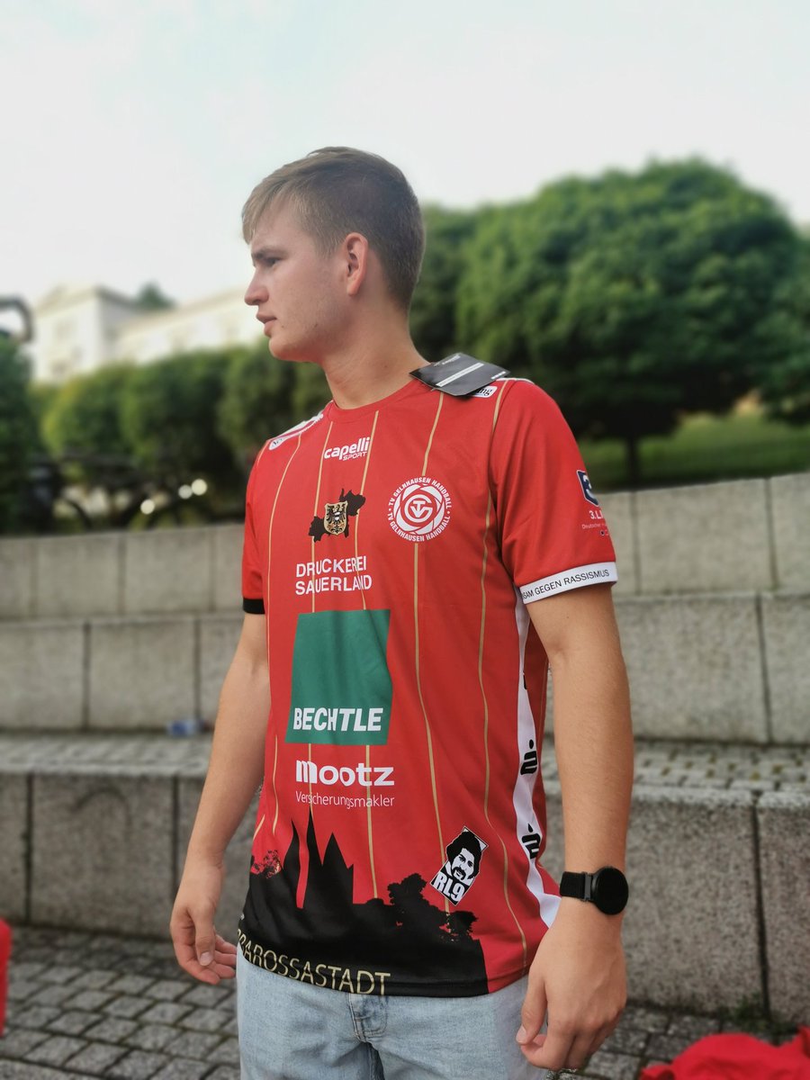 TVGHandball's tweet photo. Bilder unser gestrigen Teampräsentation insbesondere vom neuen Trikot. Im Trikot sind etliche Details rund um Gelnhausen und dem Gelnhäuser Handball verarbeitet. #gemeinsammitleidenschaft #TVG #Handball https://t.co/C4AJVbANc3