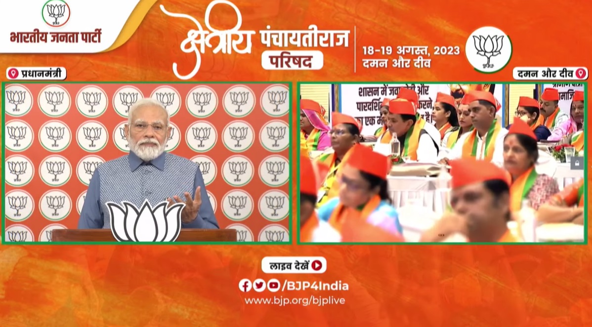 Rajendra4BJP's tweet photo. हमारे साथ हजारों की तादाद में जो हमारे पंच, स��पंच और जिला के सदस्य हैं उनका भी अभ्यास वर्क चल रहा है।   ये सब हम चुनाव जीतने के लिए नहीं कर कर रहे हैं। ये सब हम इसलिए कर रहे है ​ताकि 2047 में हम विकसित भारत बना सकें।  
- पीएम @narendramodi जी। https://t.co/P7IFYIBf4a