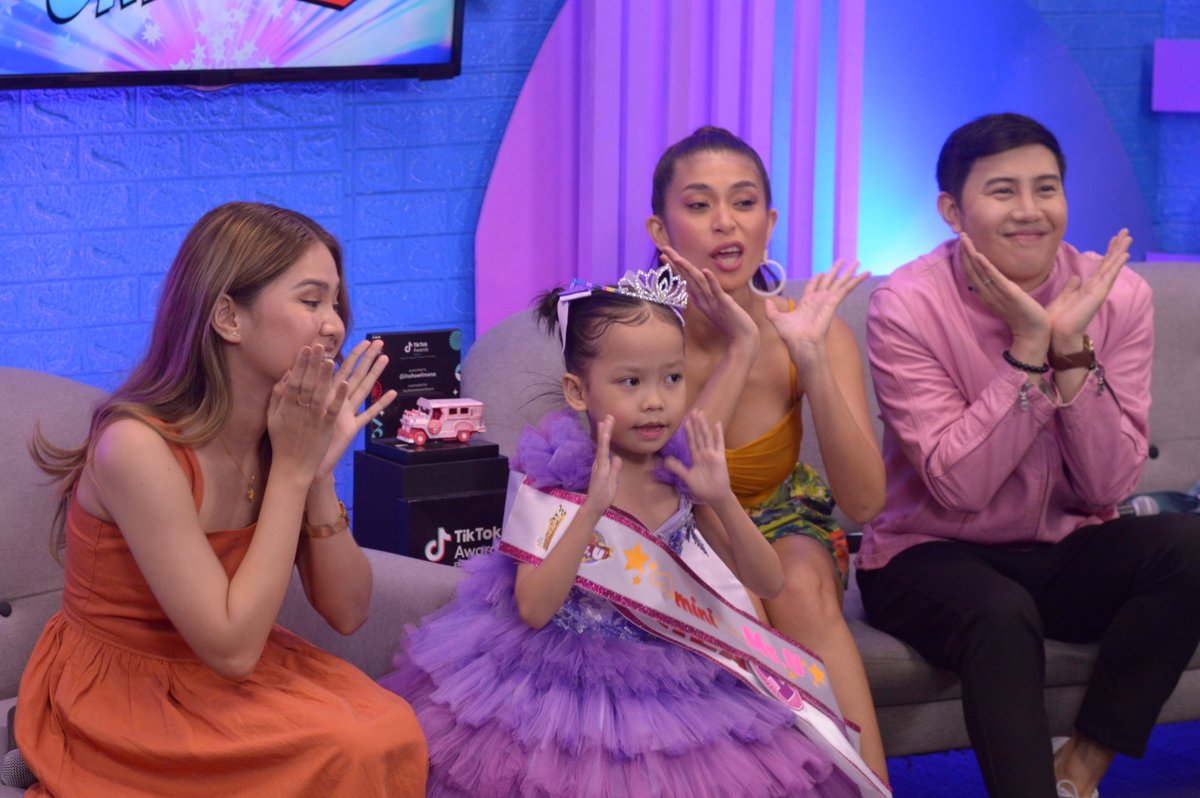 itsShowtimeNa's tweet image. 🥰#MiniMsUdanceChallenge ni Mini Ms U winner of the day Eury sa Showtime Online Ü! ShowtimeHuuyyy

Subscribe, follow and watch us LIVE Mon to Fri 12NN │ Saturday 11:30AM!

youtube.com/@itsShowtimeNa
facebook.com/@itsShowtimeNa
tiktok.com/@itsShowtimeNa