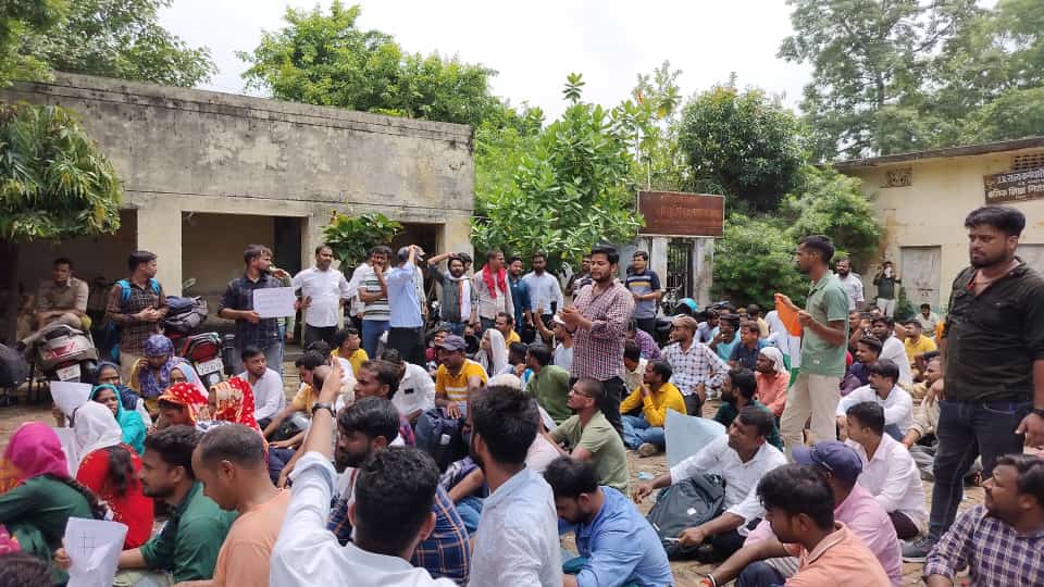 ShreyaK28027094's tweet photo. #BEDprotest in prt https://t.co/hHfIKzBSCx