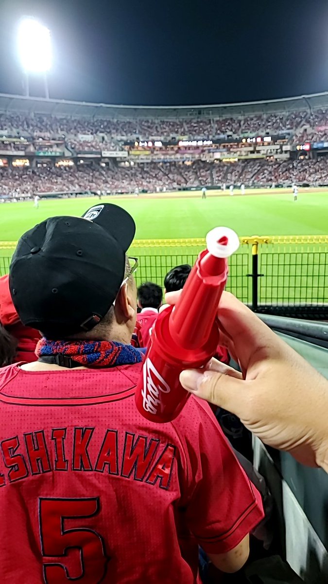 hamuttyo's tweet photo. 初の手動ポンプジェット風船の飛び方が変だと思ったら、噴出口が発射台に残留していました。
このままカープの今期現地(３回目)初勝利を見届けます。 https://t.co/3Vi1FfBQr8