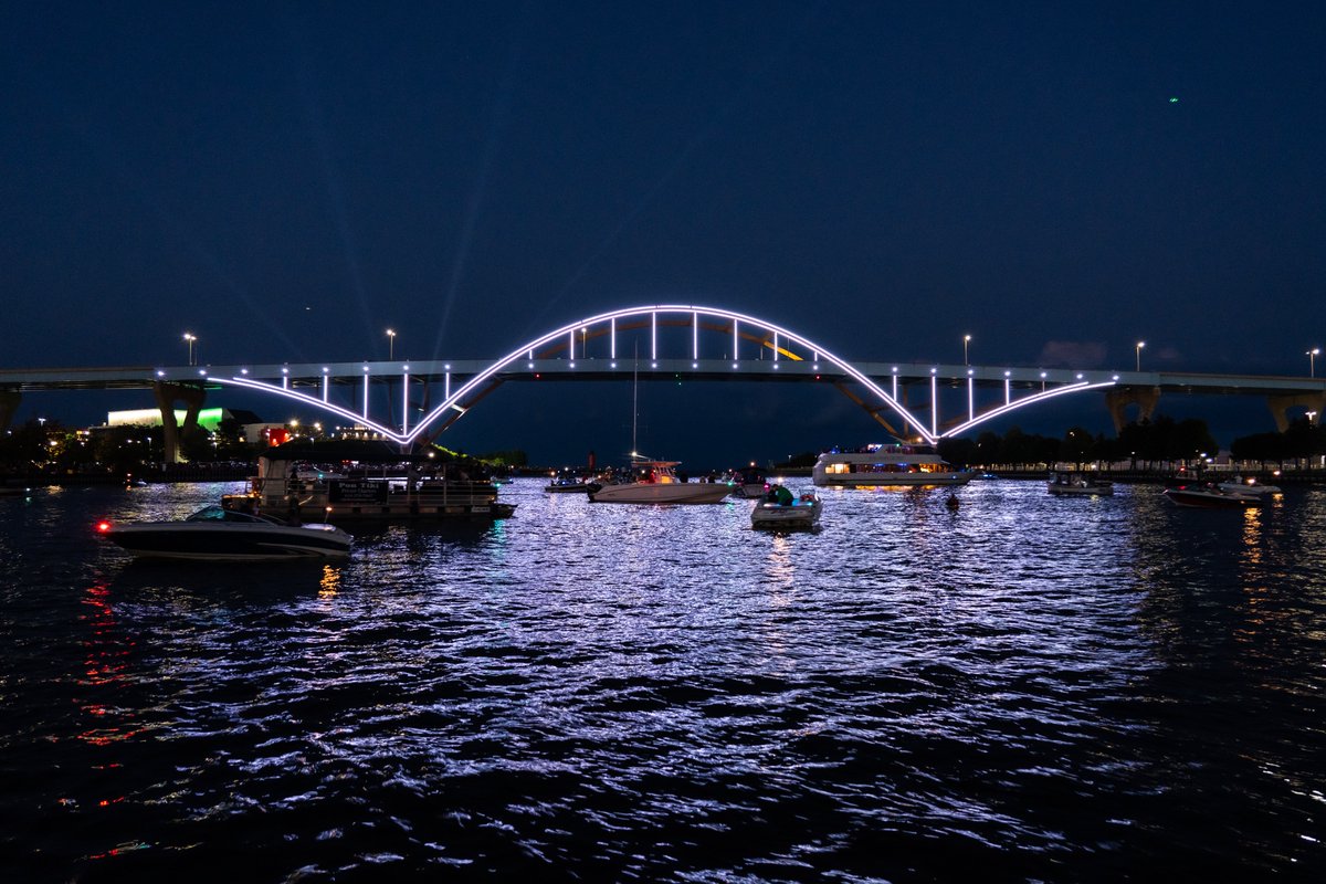 Fun night on the water in <a href="/cityofmilwaukee/">City of Milwaukee</a>  <a href="/MilwDowntown/">Milwaukee Downtown</a> watching "Hoanchella" fireworks and light show over Hoan Bridge. Congrats to <a href="/Ian_Mke/">Ian_MKE</a>, <a href="/DJShawna/">DJ Shawna</a> and <a href="/natevomhof/">Nate Vomhof</a> on fun event to kick off $2M fundraising campaign to light east side of iconic bridge. <a href="/LightTheHoan/">Light The Hoan</a>