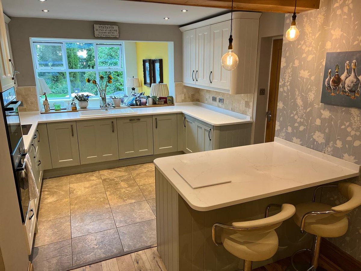 Before and after of a job from this morning fitting new worktops in this B&B, so it's all ready for the guests this afternoon.
Calacatta Oro quartz from Fugen.
marble-granite-quartz.com
#fugenworksurfaces #worktopreplacement  #yorkshirequartz #quartzworktops #dreamkitchen