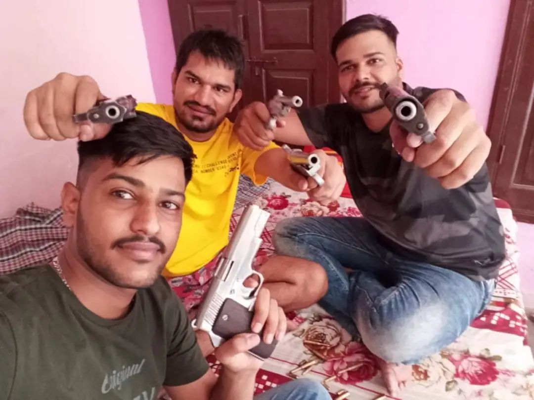 kaur_manjeett's tweet photo. . #SidhuMooseWala ਦੇ ਕਤਲ ਮਾਮਲੇ ਵਿਚ ਫੜੇ ਗਏ ਸਚਿਨ ਥਾਪਨ 'ਤੇ ਵੱਡਾ ਖੁਲਾਸਾ ਹੋਇਆ ਹੈ।ਕਤਲ ਦੀ ਸਾਜ਼ਿਸ਼ ਉਤਰ ਪ੍ਰਦੇਸ਼ ਦੇ ਅਯੁੱਧਿਆ ਵਿਚ ਰਚੀ ਗਈ ਸੀ। ਸੂਤਰਾਂ ਮੁਤਾਬਕ ਸ਼ੂਟਰ ਪਾਕਿਸਤਾਨ ਤੋਂ ਤਸਕਰੀ ਕੀਤੇ ਹਥਿਆਰ ਲੈ ਕੇ ਅਯੁੱਧਿਆ ਪਹੁੰਚਿਆ ਸੀ।ਹਥਿਆਰਾਂ ਨਾਲ ਲੈਸ ਬਿਸ਼ਨੋਈ ਗੈਂਗ ਦੇ ਸ਼ੂਟਰ ਕਈ ਦਿਨਾਂ ਤੱਕ ਅਯੁੱਧਿਆ ਵਿੱਚ ਰਹੇ https://t.co/NnWClqWtqg