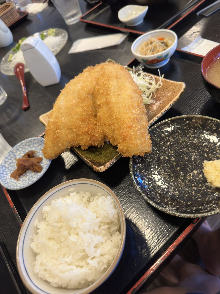 今日食べた特大鯵フライ！
美味しかったけど、流石に多すぎ！

昔は平気だったのに、やっぱり年かな。