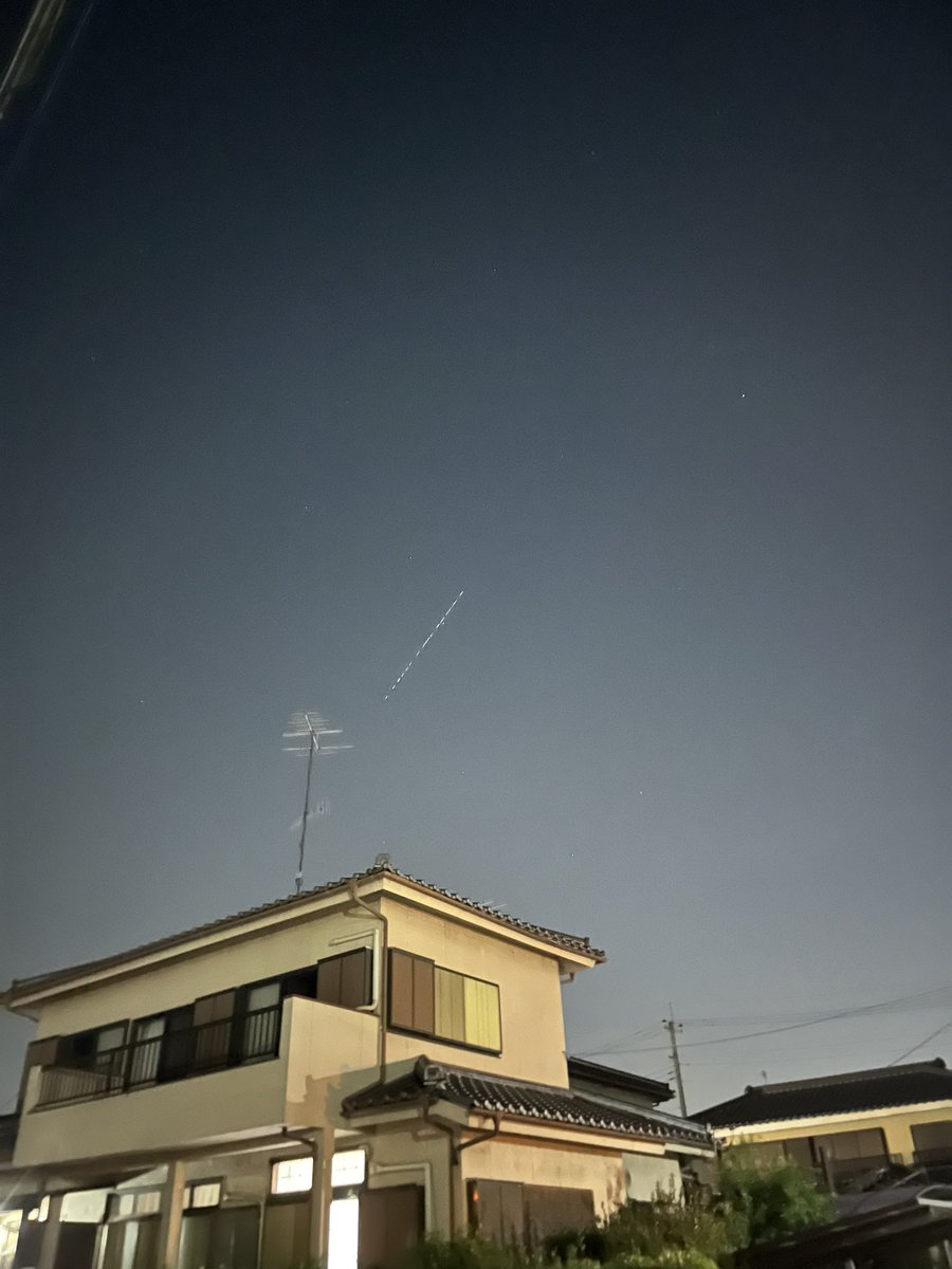 kuma_t39's tweet photo. 不思議なもの見た👀
犬の散歩してたら、光が縦に並んで飛んでる！！(ﾟωﾟ)
ドローンかなんかだったのかな💦 https://t.co/nwFJy4Eb5s