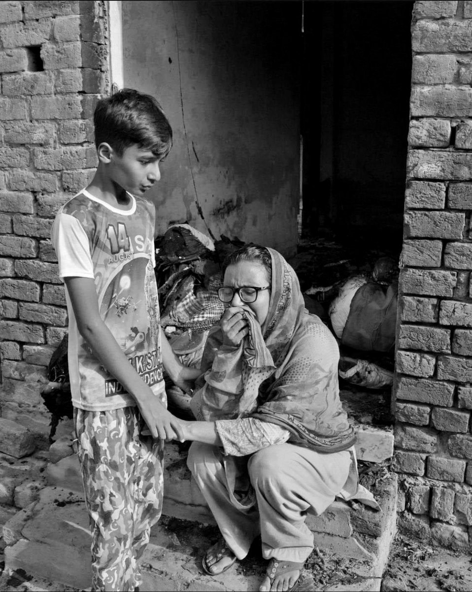 This is an image of a Christian boy wearing special dress for 14th august I.day consoling her crying mother, should be enough to shake the dead conscience of this nation. Those who have done this willever brought to justice?😢Where is state? #JaranwalaIncident