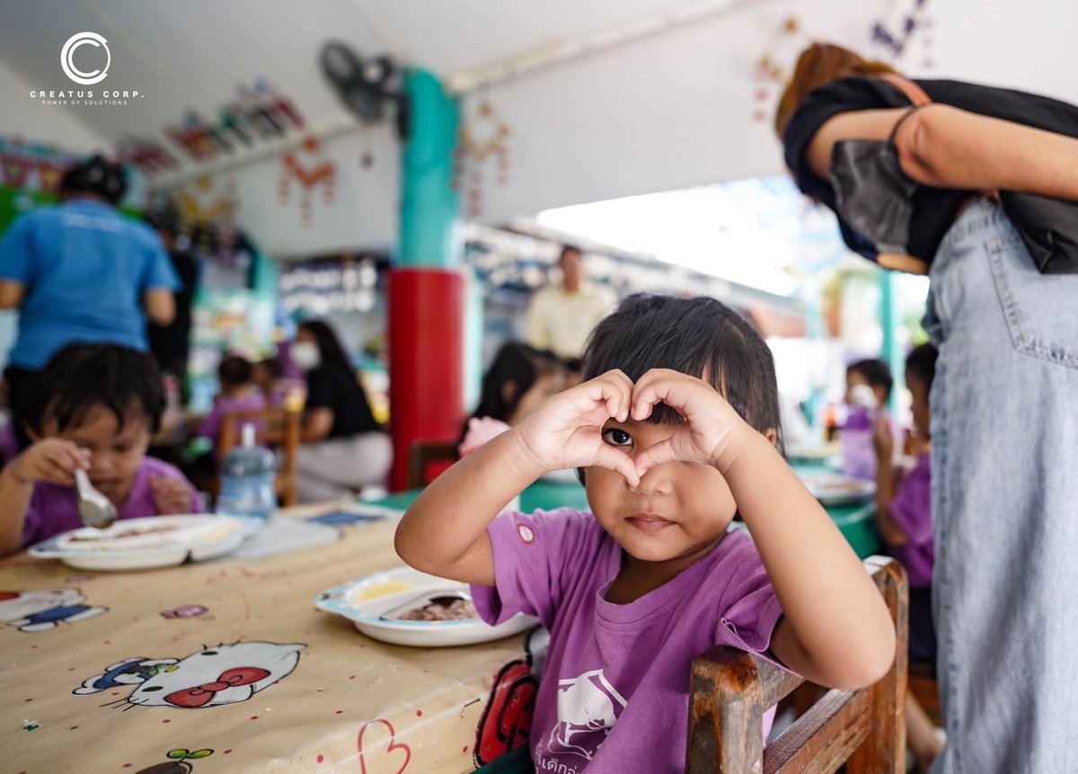 Creatus_corp's tweet photo. Today, our Creatus team brings smiles, laughter, and lunch to the children at Baan Som Wai Foundation for Slum Child Care in Khlong Toei District. Their innocence and positivity light up our hearts, reminding us of the happiness that comes from giving back. 🌟💖 https://t.co/vbFFWN1JY9