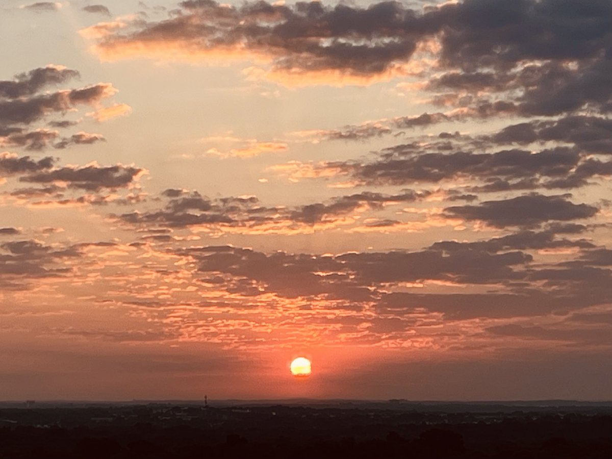 Sharing today’s glorious #Nashville sunrise. Perfect way to start the weekend. #Serenity #Gratitude #NaturesPalette ⁦@ErinCookeMD⁩ ⁦@cmtomblinson⁩ ⁦@VUMCradiology⁩ ⁦@DrKatieMDavis⁩ ⁦@katefd5⁩ ⁦@LBSrad⁩ ⁦@JRobbinsMD⁩ ⁦⁦⁦⁦