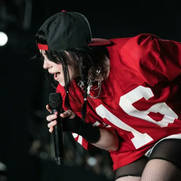 BiIlieEilishARG's tweet photo. Billie Eilish en el Podcast "At Your Service" de Dua Lipa, dijo que el show que dió en ARGENTINA fué el mejor de su vida. https://t.co/nlQ6bPnwkV