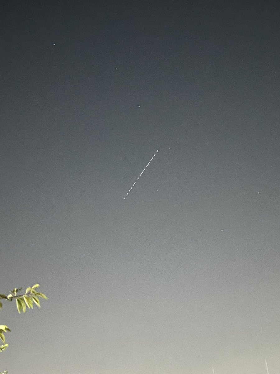 shiori_0123's tweet photo. ワン🐶の散歩中、謎の飛行物体見た
UFO？ドローン？銀河鉄道？
#UFO #ドローン #銀河鉄道 https://t.co/0YV0l9fMO5