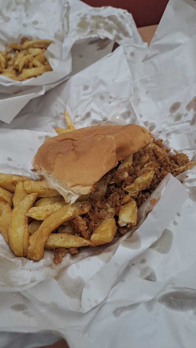 Waddybfc1978's tweet image. Lynns Chippy, beef dripping scraps. Life's good #chipbutty #breadcake #fridaysnap