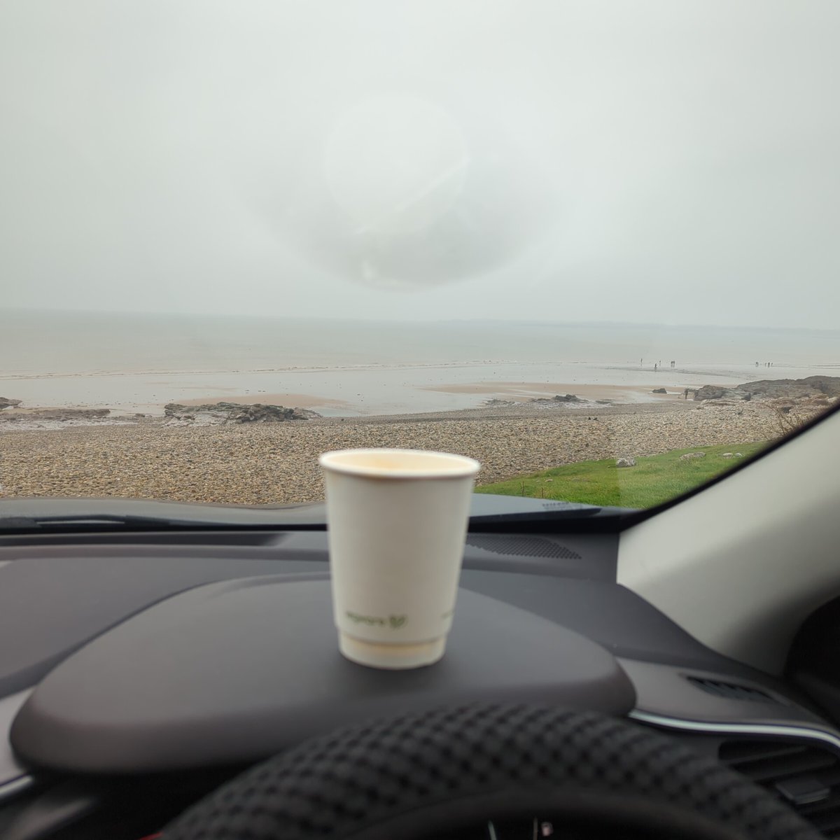#coffee #brewwithaview #landroverdefender #ogmorebysea @ Ogmore-by-Sea, Vale of Glamorgan
A Lifesaver, after a walk in the drizzle & rain a welcome sight , coffee and a cake 😋