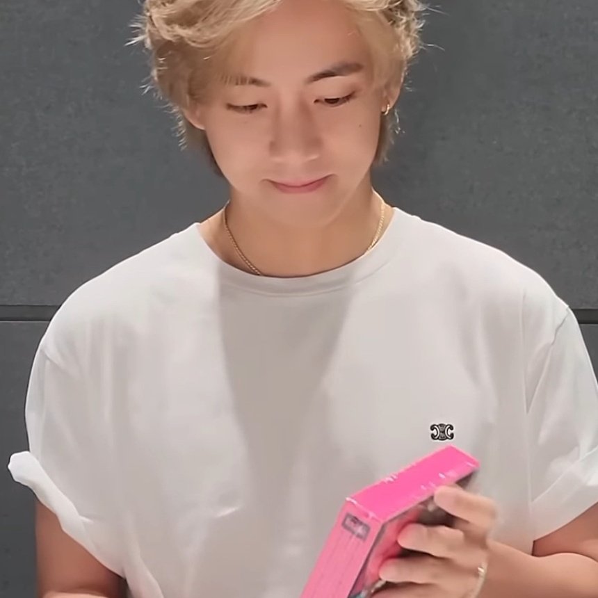 vhopebot's tweet photo. unboxing                                    unboxing 
with hobi                                    for hobi https://t.co/cMAwvcul52