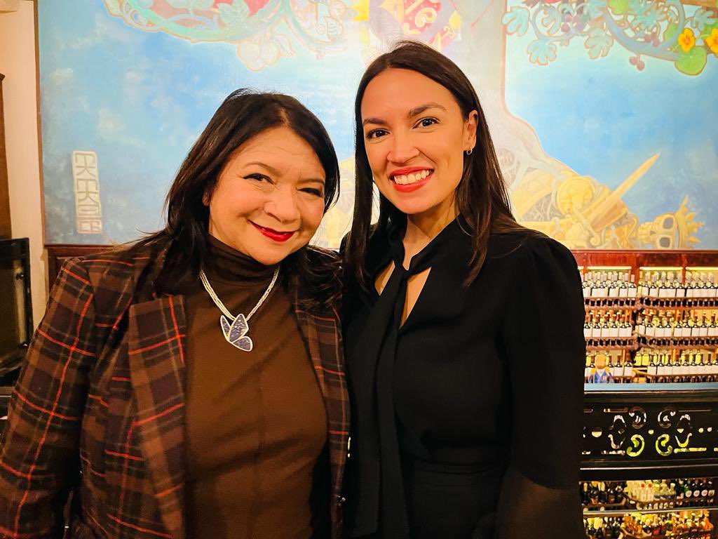 Conocí a la parlamentaria estadounidense <a href="/AOC/">Alexandria Ocasio-Cortez</a>. Pude hablarle de lo que hacemos en La Pintana por integrarnos a la ciudad, preservando nuestra identidad.
💜🇨🇱🇺🇸🦋