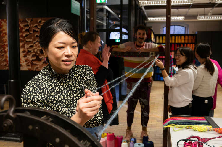 Voor #Bindweefsel maakte de Japanse Madoka een kersenbloesem. “Zodra Sakura bloeit komt het hele land naar buiten en heerst er een groot saamhorigheidsgevoel.” De bloesem staat op de coat of many colours die in het <a href="/textielmuseum/">TextielMuseum</a> te zien is. Zie link in bio.
#textiel #sakura