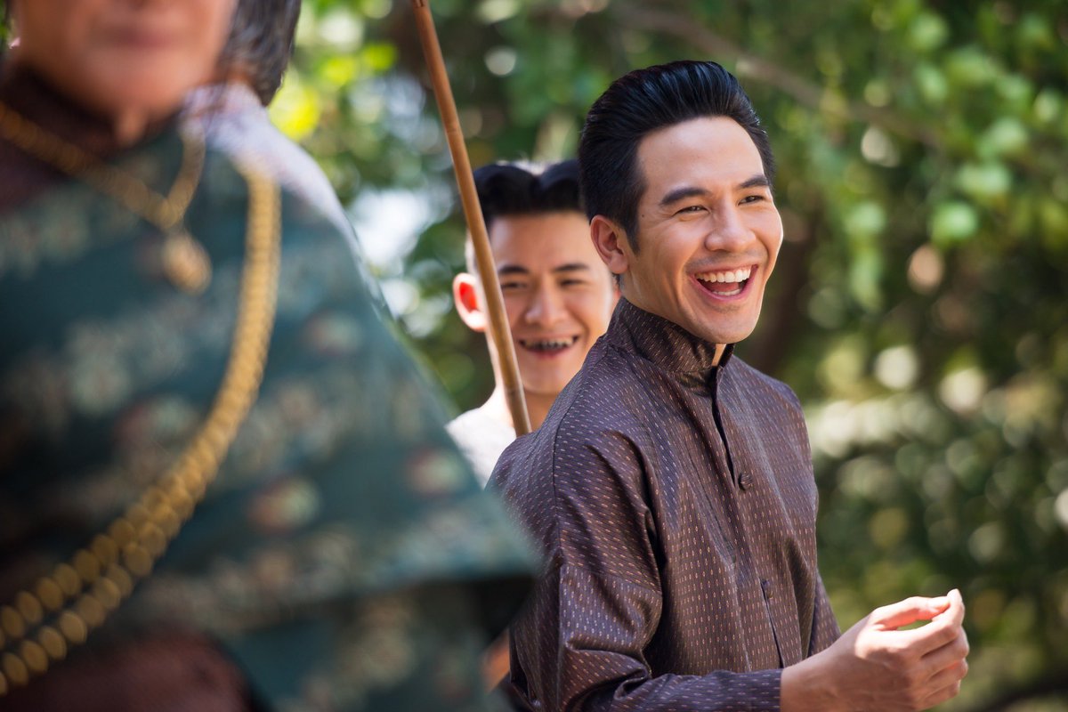 kondeekhonglung's tweet photo. อันนี้ยิ้มพี่หมื่น หรือ รอยยิ้มพี่���ป๊ป กันนะ ?

คิดถึงจังเลยครับบบบบ 🧡

#บุพเพสันนิวาสรีรันep7 
#popezaap https://t.co/EVHAxoWZFr