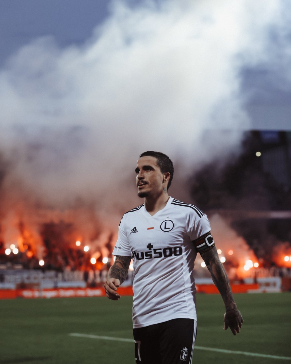LegiaWarszawa's tweet photo. Josue: 

"Jestem tak dumny, że mogę przeżywać te chwile z tą drużyną, z tym klubem. 

Czy możemy przegrać mecz? Możemy, taka jest piłka. Ale ten zespół, ci zawodnicy (wszyscy - ci co grają i ci co nie grają, ci co są na stadionie i ci, których nie ma) oddadzą swoje serce na boisku i zrobią wszystko, aby kibice byli z nas dumni. 

Jestem dumny, że mogę reprezentować w Europie taki kraj jak Polska, z "eLką" na sercu.

W niedzielę idziemy po więcej!"