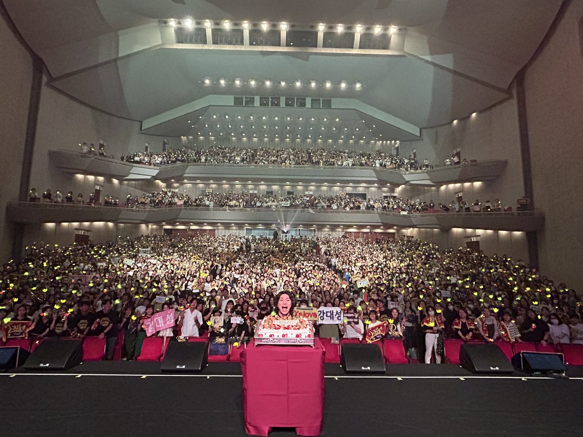 [#대성 📷] 230818 DなSHOW Vol.2 In Fukuoka 💛

DなSHOW Vol.2의 첫 스테이지, 다들 즐거운 시간 보내셨나요?
그리웠던 팬분들의 환호성을 듣는 순간 눈물이 찔끔났답니다🥹
그럼, 다가오는 공연들도 기대해주세요! 바이바이 후쿠오카!

#DAESUNG #DLITE