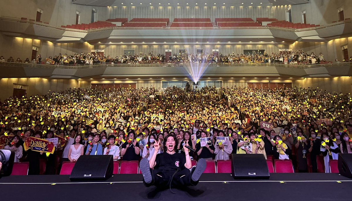 d_lable's tweet image. [#대성 📷] 230818 DなSHOW Vol.2 In Fukuoka 💛

DなSHOW Vol.2의 첫 스테이지, 다들 즐거운 시간 보내셨나요?
그리웠던 팬분들의 환호성을 듣는 순간 눈물이 찔끔났답니다🥹
그럼, 다가오는 공연들도 기대해주세요! 바이바이 후쿠오카!

#DAESUNG #DLITE