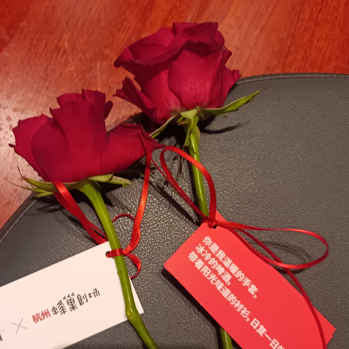 daker066's tweet photo. 人生第一次收到花是在杭州���逛工作人员活动送的 https://t.co/Qq4D4phkAa