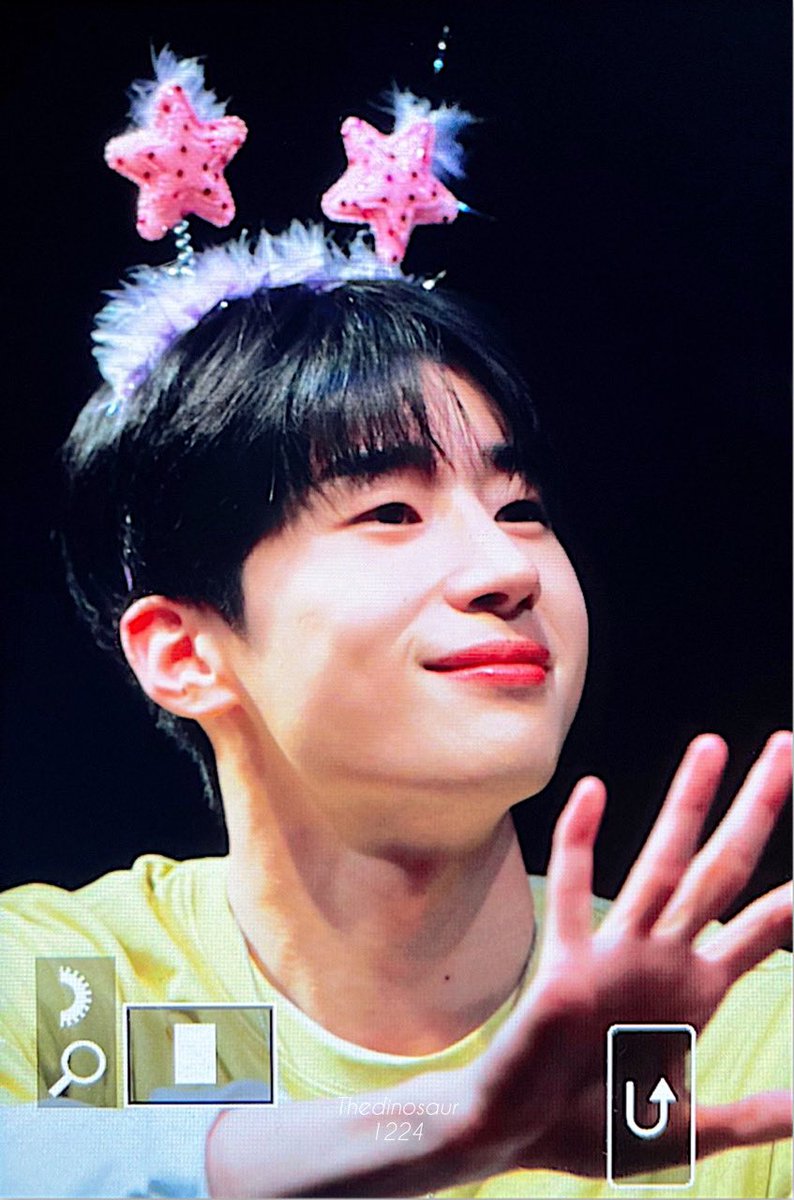 230818
𝑭𝒓𝒂𝒎𝒆- Minirecord #3 Offline Fansign

Happy Friday :💙)

#한승우 #HANSEUNGWOO