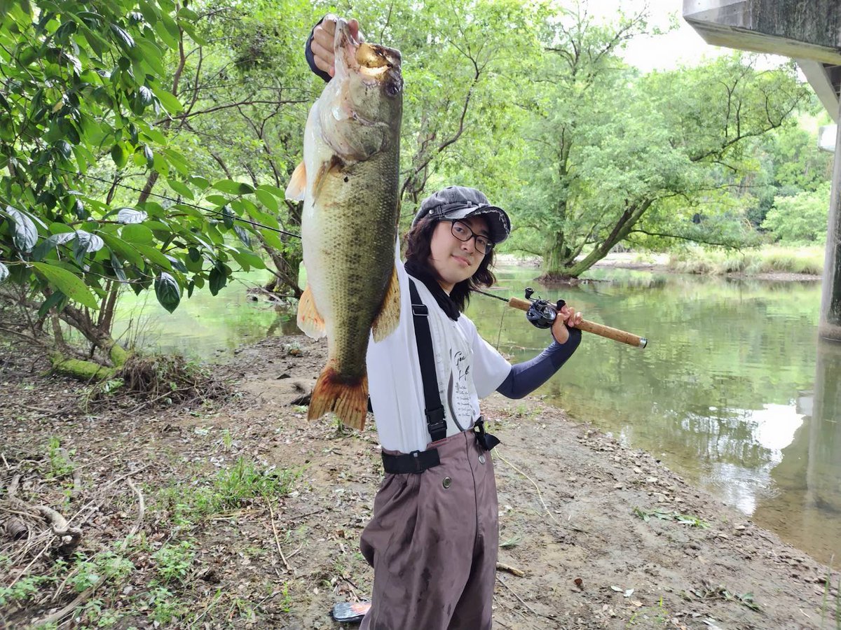 mikoika6's tweet photo. やった〜〜〜〜〜
59cmのデカバスゲット！！！
ロクマルじゃなかったけど遂に自己記録更新！！！
次はロクマル釣るぞー https://t.co/t2Eqo9gYTd