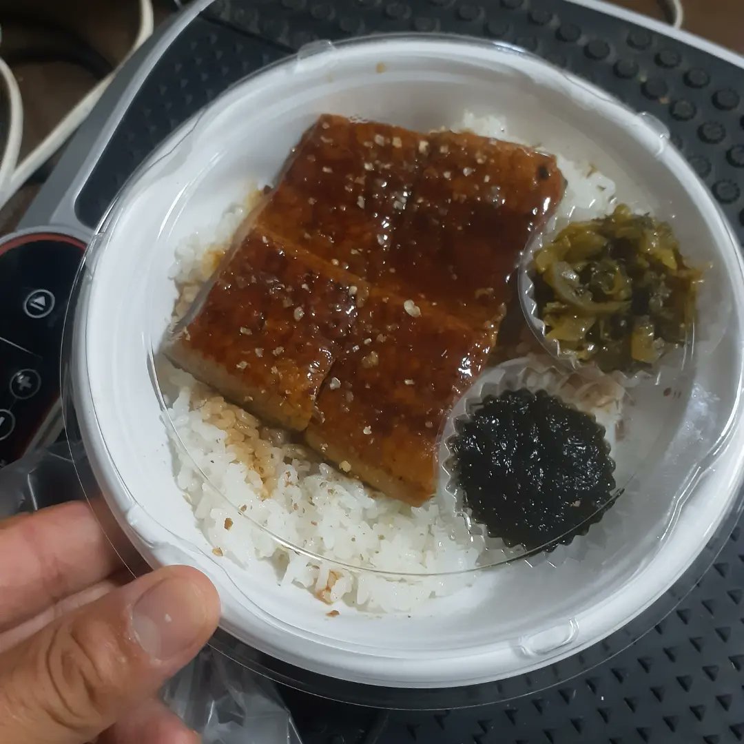 narumochiyk's tweet image. いやどうも！Kitchencar'sFridayということでサステナキッチンで美味しそうな食べ物買いました！うな丼ご飯大盛にマルゲリータピッツァパンダ焼き！
#キッチンカー
#Kitchencar'sFriday
#キッチントラックナカザワ
#うな丼ご飯大盛
#ny's
#マルゲリータピッツァ
#BABYPAC
#パンダ焼き