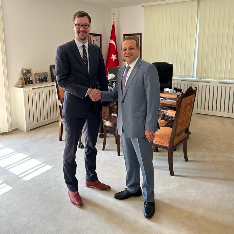 infoegap's tweet photo. @DHavlicek a Marek Dlouhý dnes jednali s tureckým velvyslancem Egemenem Bagisem o 🇨🇿🇹🇷 obchodě a výhledu do budoucna.
Českým firmám se v Turecku s naším pojištěním podařilo realizovat třeba výstavbu vodní elektrárny nebo dodávku obráběcího centra.

#export #Turecko #EnergoPro https://t.co/jPaW9Xwydf