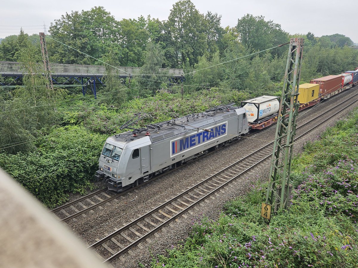 karlschubo's tweet photo. Auf den stressigen gestrigen Tag erstmal ein wenig #trainspotting ☺️
#br643 #br211 #v100 #br386 #metrans https://t.co/tEfjMLEX6A