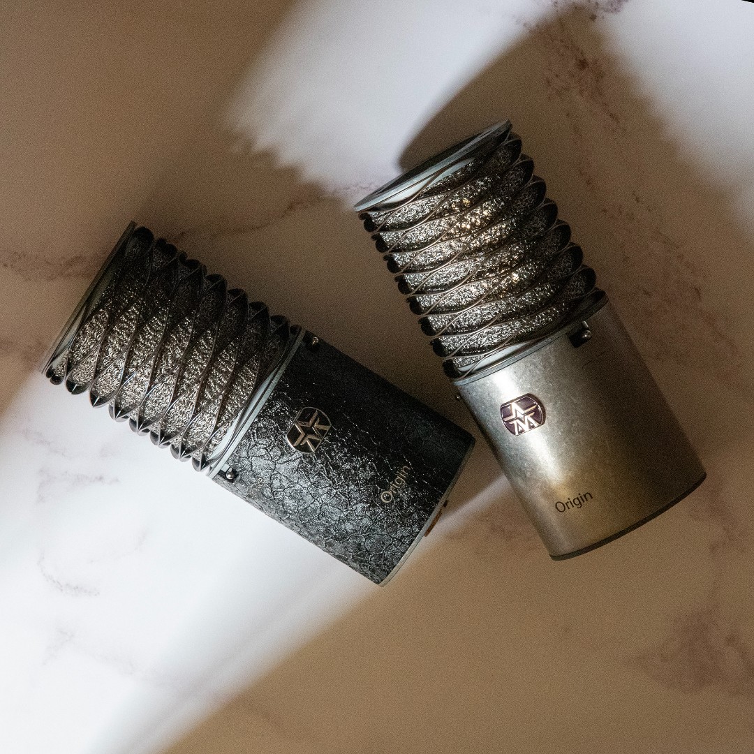 Aston_Mics's tweet photo. Some prefer the texture and look of the black Origin; some prefer the original. Personally, I'm bad at making decisions, so I'll take both! π Which one are you choosing?
#astonmics #astonorigin #studiomic #audiorecording #studiogear https://t.co/mhj0ZBMcEM