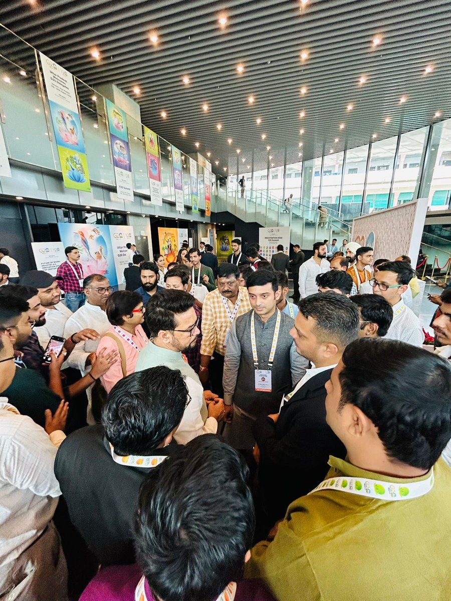 વારાણસી ખાતે ‘#Y20 સમિટ વારાણસી’ દરમિયાન કેન્દ્રીય મંત્રી શ્રી <a href="/ianuragthakur/">Anurag Thakur</a> સાથે મુલાકાત કરતા બોર્ડના સ્ટેટ કોઓર્ડીનેટર શ્રી <a href="/ikaushaldave/">Kaushal Dave</a> 

#Y20India #Y20atVaranasi #G20