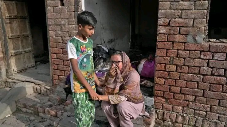 unexpected_engr's tweet photo. And Rasool Allah (S.A.W) Himself Said :

"He who harms a Dhimmi (non-Muslim citizen of an Islamic state) hurts me, &amp; he who hurts me irritates Allah,"
#ChurchAttack  #JaranwalaIncident https://t.co/O8cdddPqlJ