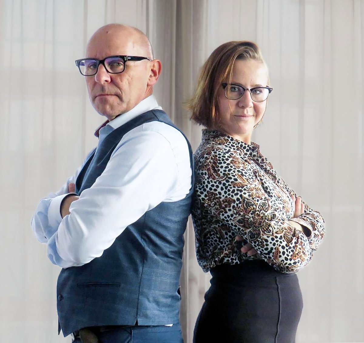 ui66's tweet photo. 🚨Update over Pieter en Jade Kuit van de #bpoc2020:

Pieter Kuit haalde met zijn stichting "Buitenparlementaire Onderzoekscommissie" minimaal 380.000 euro aan donaties op. Daarvan gaf hij 64.056 euro uit in het buitenland en maakte 22.507 euro over aan deurwaarders. Zijn vrouw ontving 86.728 euro en zijn dochter Jade kreeg 50.610 euro. Bij zijn zoon op Aruba zou 33.456 euro aan donatiegeld terecht zijn gekomen. Dat blijkt uit stukken van het openbaar ministerie. Eerder dit jaar werden de "verzetshelden" (waarvan je bij Ferry ten Brink gewoon nog een speldje kunt kopen uit de collectie van onder meer Willem Engel, Rico Brouwer, Isa Kriens en Frank Ruesink) aangehouden op verdenking van oplichting, witwassen en verduistering. De curator verwacht dat het geld niet meer terug te halen is. Pieter leeft van een uitkering en het geld is weg.

Via “Bram Willem”