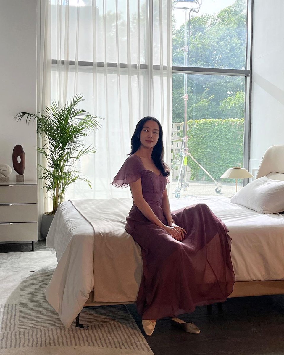 jeondoyeonph's tweet photo. TGIF. Here’s our best actress channeling how rest could impact us capped with a good place &amp; furniture!
😴

Thank you @soop_ent for these beautiful behind the scene cuts of Jeon Doyeon for Emons! 

#jeondoyeon #전도연 #emons https://t.co/SSyBwKxH5L