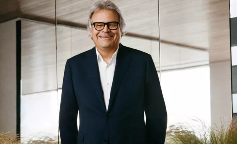 FEBEA_FR's tweet photo. Jacques Cavallier-Belletrud, nez chez @LouisVuitton, se nourrit des cultures du monde pour créer de nouvelles #fragrances et traduire un moment à travers une réalisation #olfactive.
Il nous éclaire sur son #parfum à l’essence de carotte et de notes vertes.
https://t.co/L8Svi2Eg4K https://t.co/QonYLQrYGk