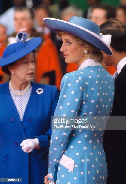 toluogunlesi's tweet photo. 09 May 1989: Queen Elizabeth II and Princess Diana at London's Victoria Station, awaiting arrival of President Ibrahim Babangida, on a State Visit to the UK.
Later that day, Babangida conferred Nigeria's highest National Honour, the GCFR, on the Queen.

(Photo by Jayne Fincher) https://t.co/And48BfuoJ
