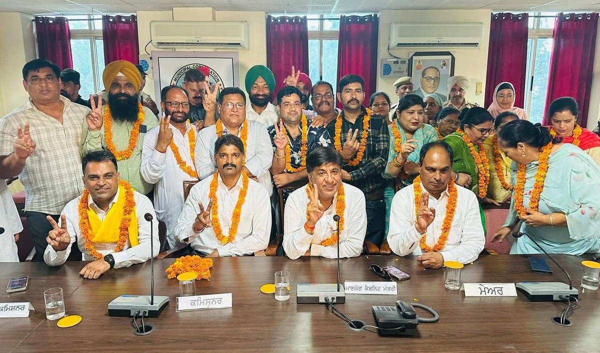 AAPPunjab's tweet photo. पंजाब के निकायों में भी AAP का बढ़ता दबदबा!

▶️ आम आदमी पार्टी ने जीती होशियारपुर Municipal Corporation, AAP के सुरेंद्र शिंदा बने रहेंगे MAYOR 

कैबिनेट मंत्री @BJimpaAAP की मौजूदगी में चुने गए Mayor ✅ https://t.co/OxjBZ4kHod