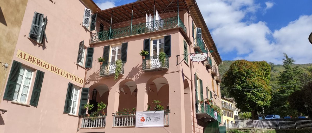 ParcoAlpiLiguri's tweet photo. Alle #porte del #parcoalpiliguri... Aspettando l'#ExpoValleArroscia - Con una storia di oltre 220 anni, l’Hotel dell'Angelo di #pievediteco vanta il titolo di #albergo più antico della #Liguria: una #collezione da museo, #arredi d’arte antica e soggiorni di personaggi illustri. https://t.co/M68Iqpkzxv