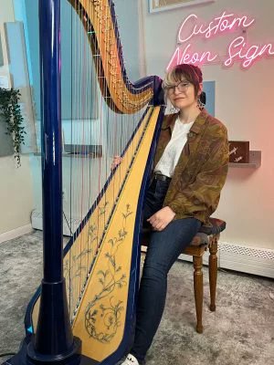 📣New blog post! 📣

Lovely to catch up with the supremely talented Emily Hopkins earlier this summer💐 🎶She talks about the journey of music, finding her place and the VERY interesting things she’s been up to! 🦑 🎥
-
camac-harps.com/blog/en/latest…