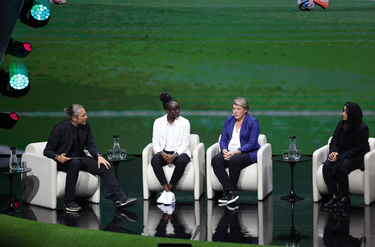 Amy Lasu tweet media