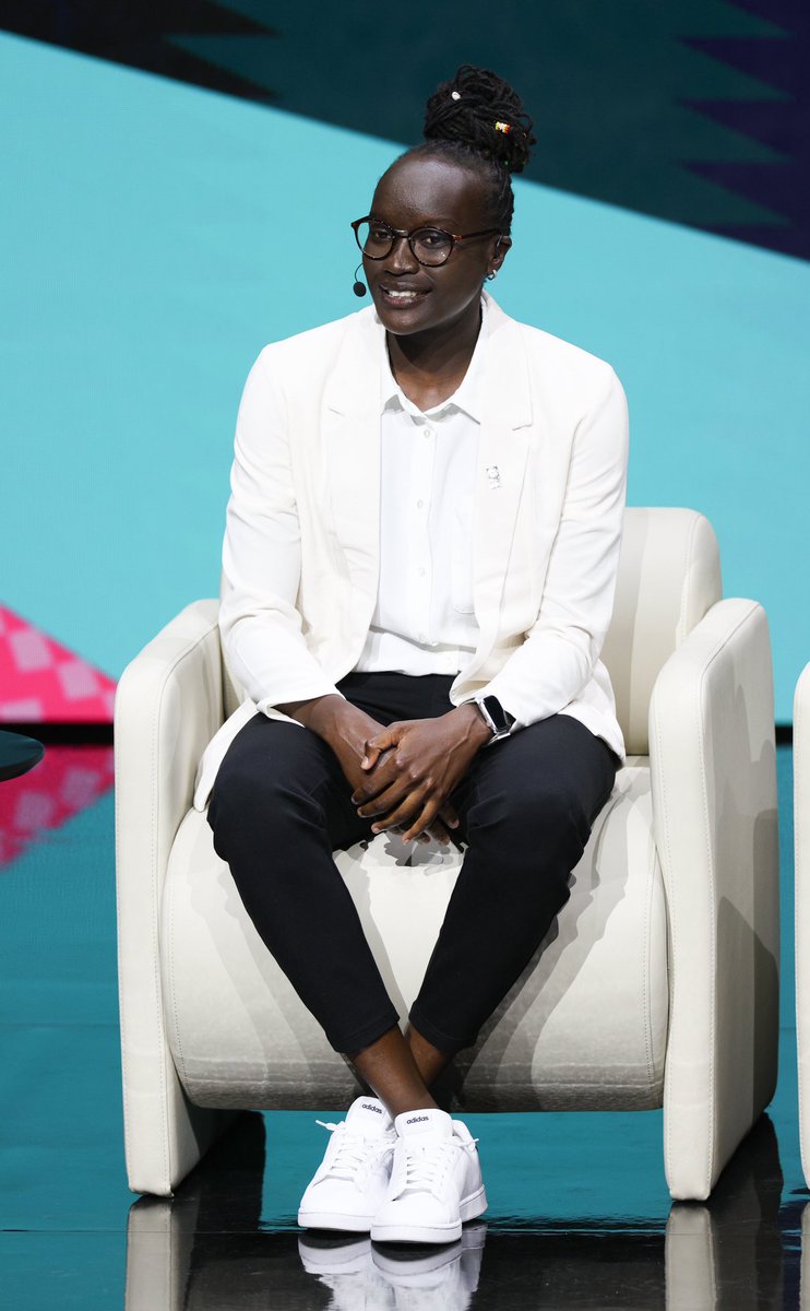 Amy Lasu tweet media