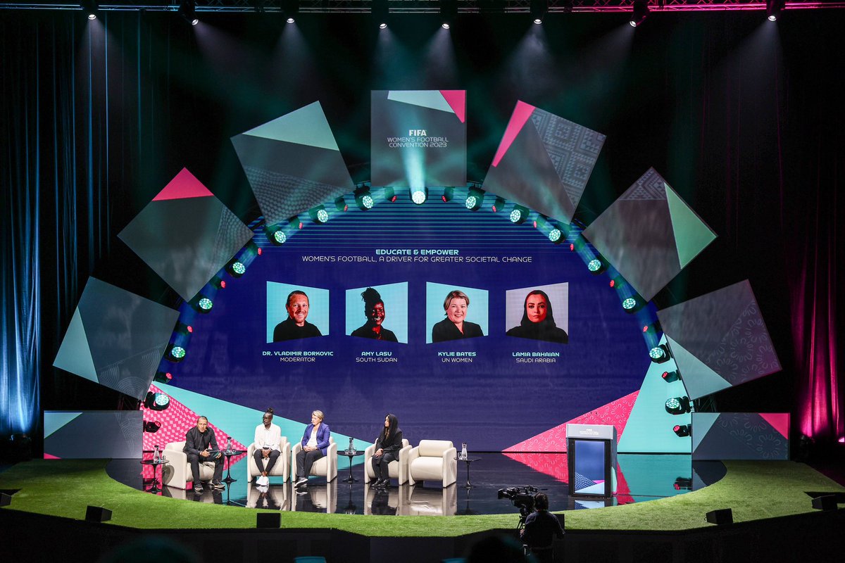 Amy Lasu tweet media