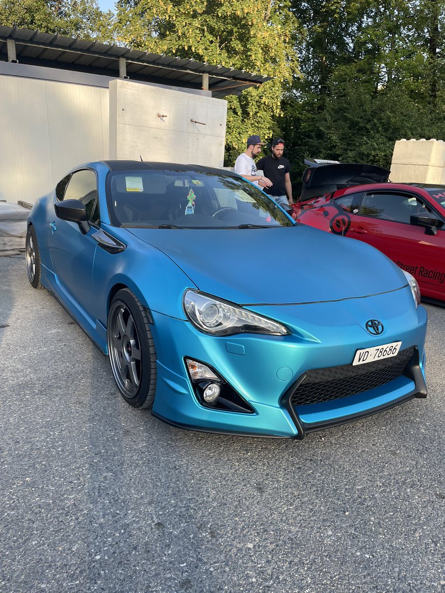 trust_racing's tweet photo. おおブレネリ　あなたのおうちはどこ わたしのおうちは　スイッツァランドよ きれいな湖水(こすい)のほとりなのよ🎶のスイス🇨🇭にチューンドJZX100や８６が、更には痛車までいると弊社海外部から報告が！
綺麗に乗ってまね😊 https://t.co/Fdc9VPIAOp