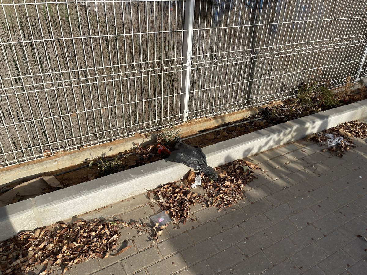 wjaxxx's tweet photo. @LipasamSevilla @Ayto_Sevilla El contenedor de residuos orgánicos no se ha vaciado en meses. Los demás siempre están llenos o con restos fuera. Y las calles hace meses que no se limpian. https://t.co/xzdrCBoKri